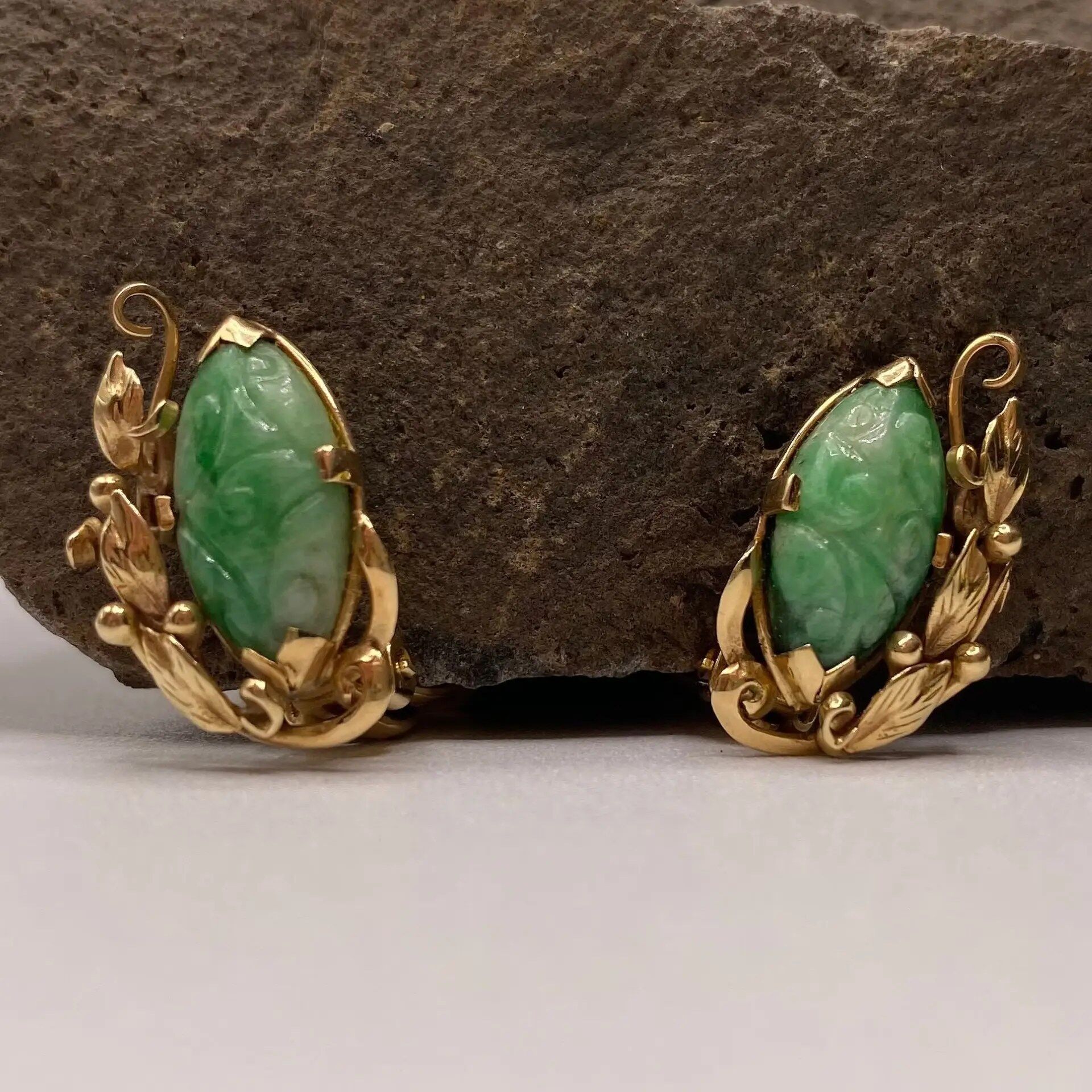 MING'S 14K Carved Jadeite Jade Vivid Green Leaf Scroll Clip-On Earrings