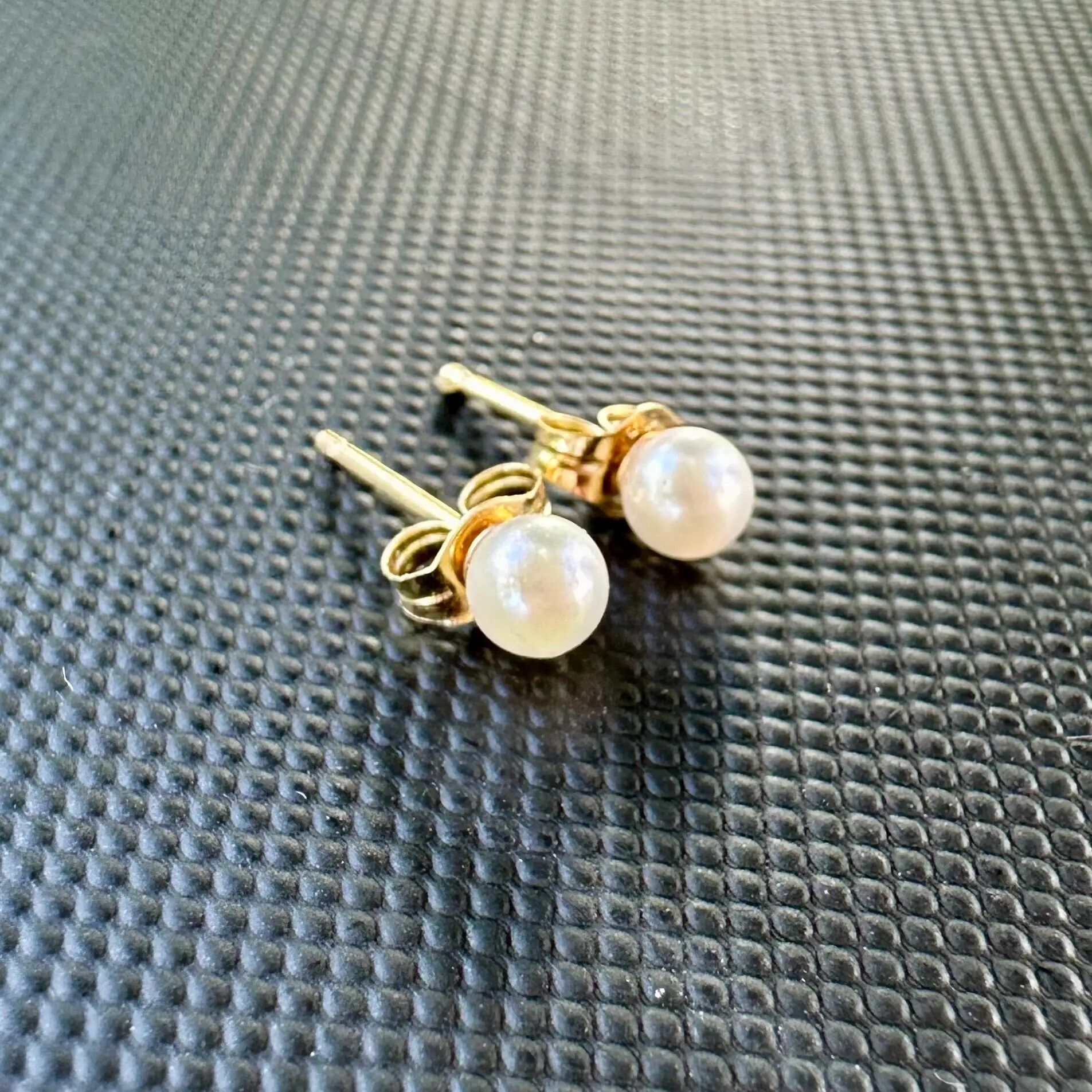 Vintage 14K Yellow Gold Tiny Pearl Stud Earrings | Elegant Everyday Jewelry | 0.36g - Image 2