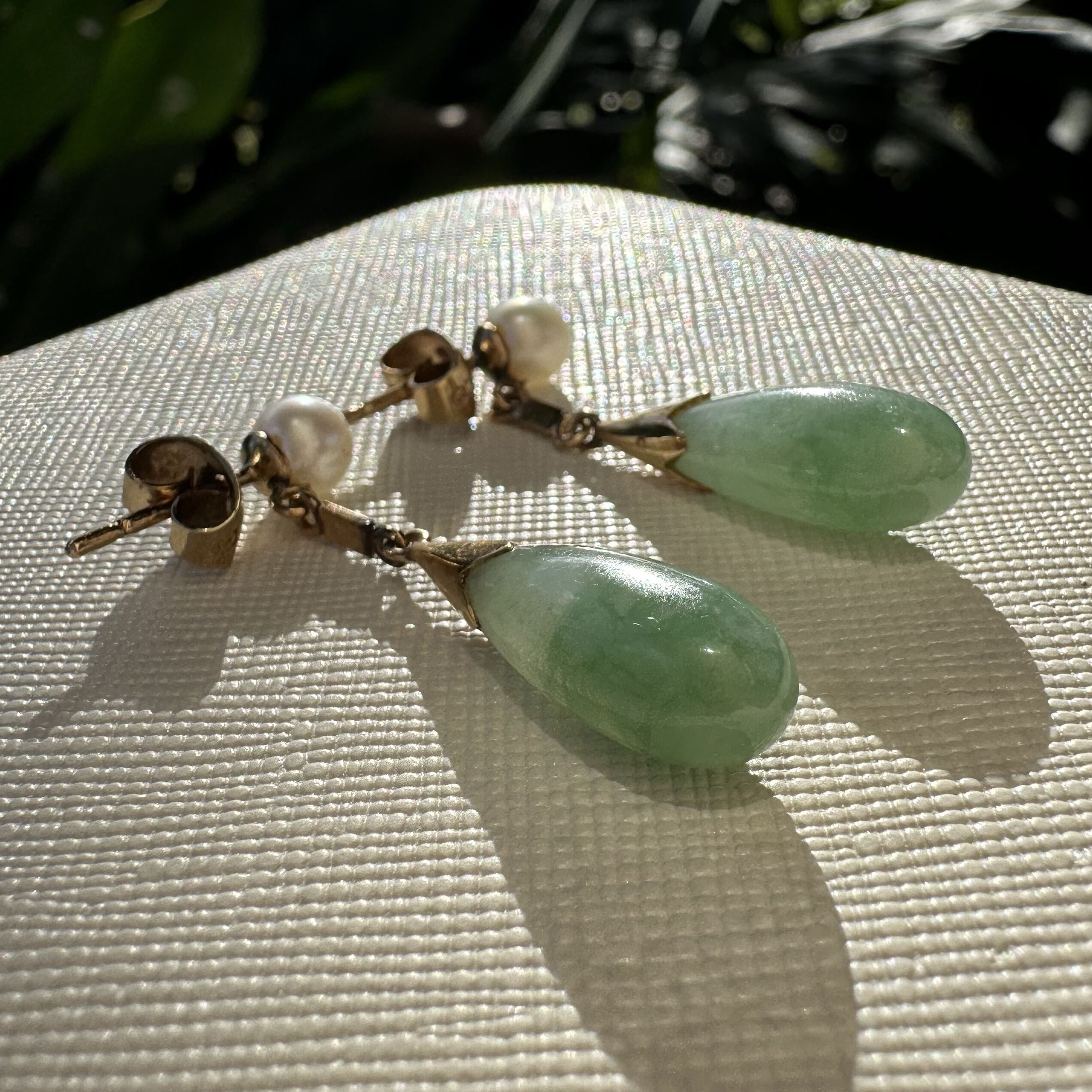 Elegant 14K Yellow Gold Jade and Pearl Earrings - Image 9