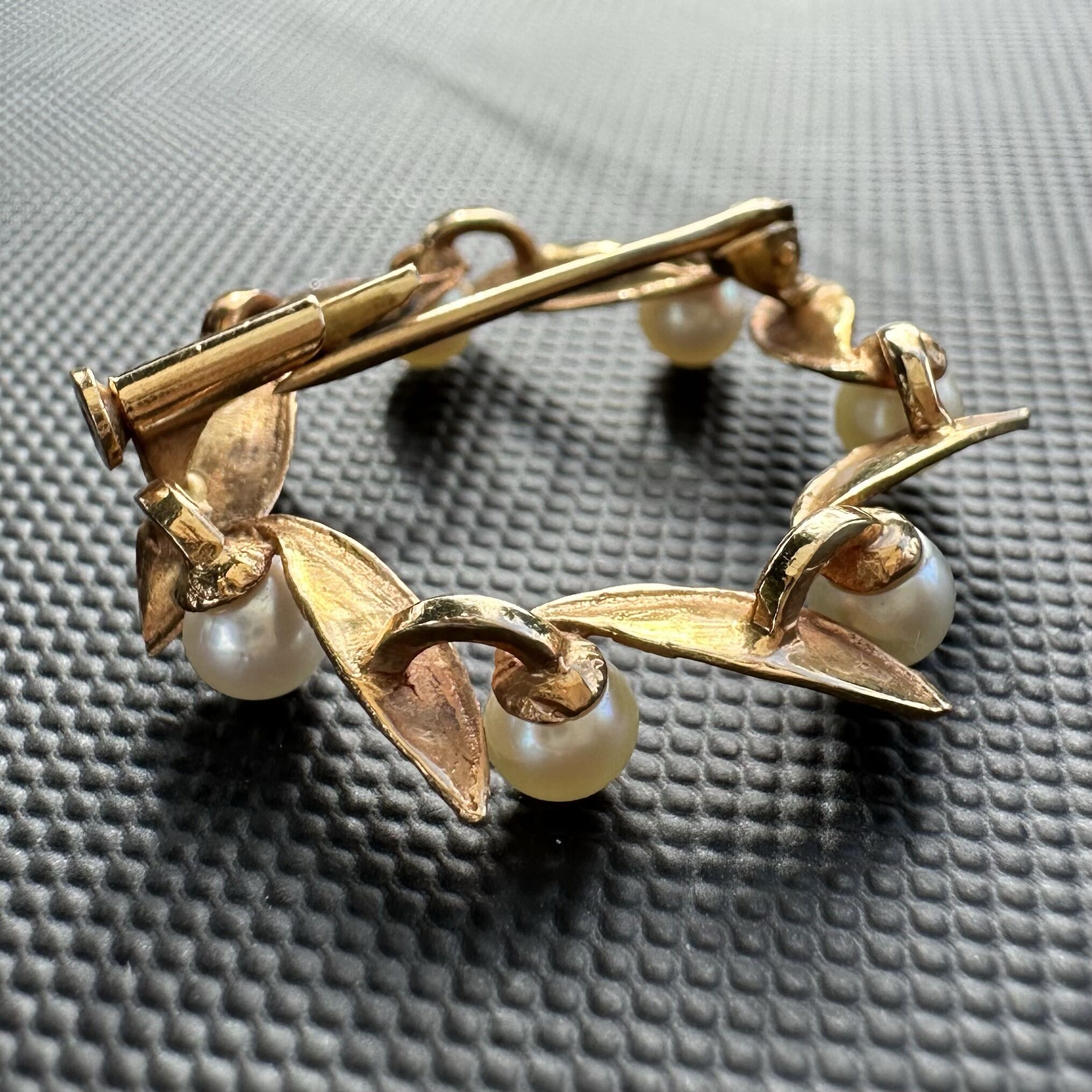 Rare Vintage 18K Yellow Gold Cultured Pearl Wreath Brooch - Image 5