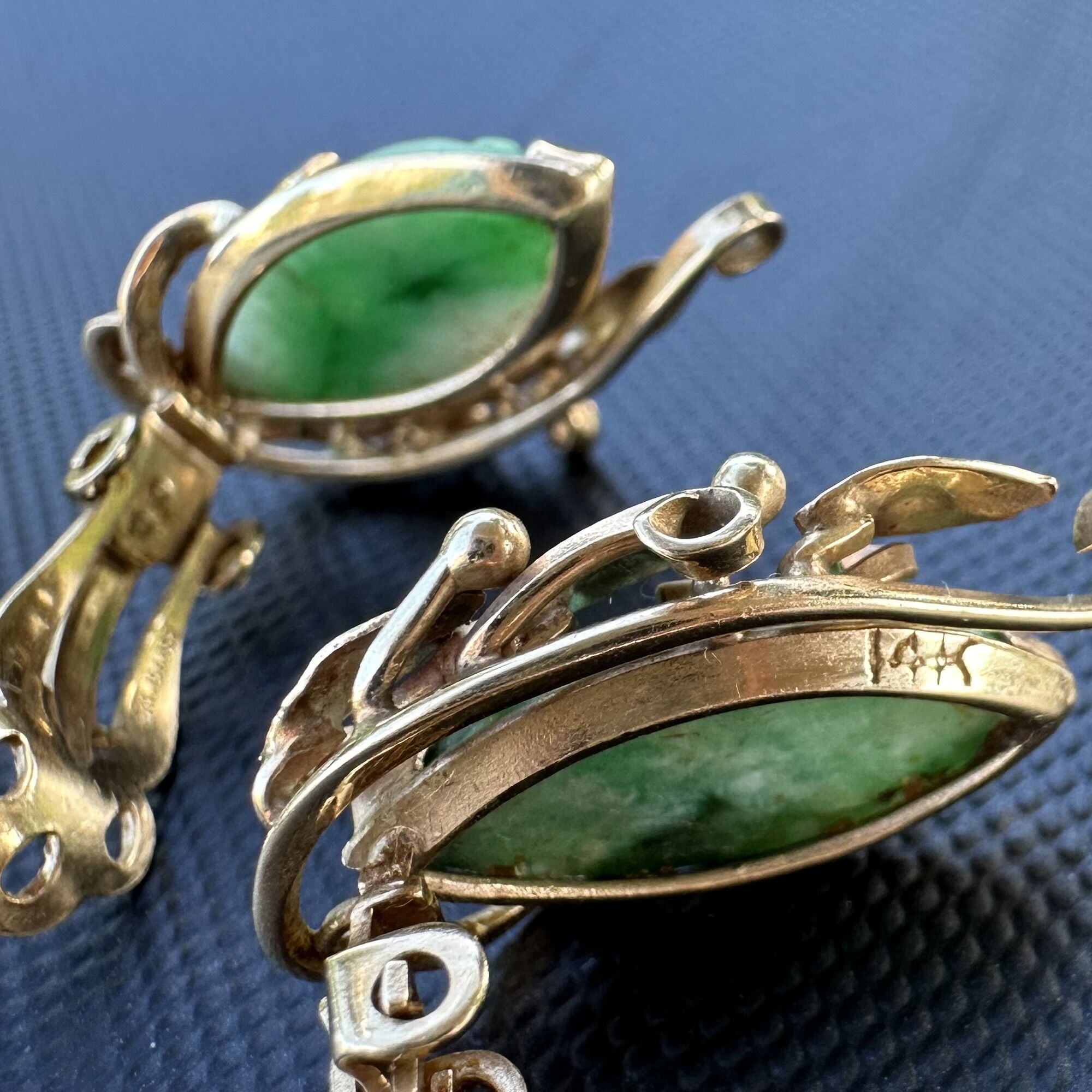 MING'S 14K Carved Jadeite Jade Vivid Green Leaf Scroll Clip-On Earrings - Image 9
