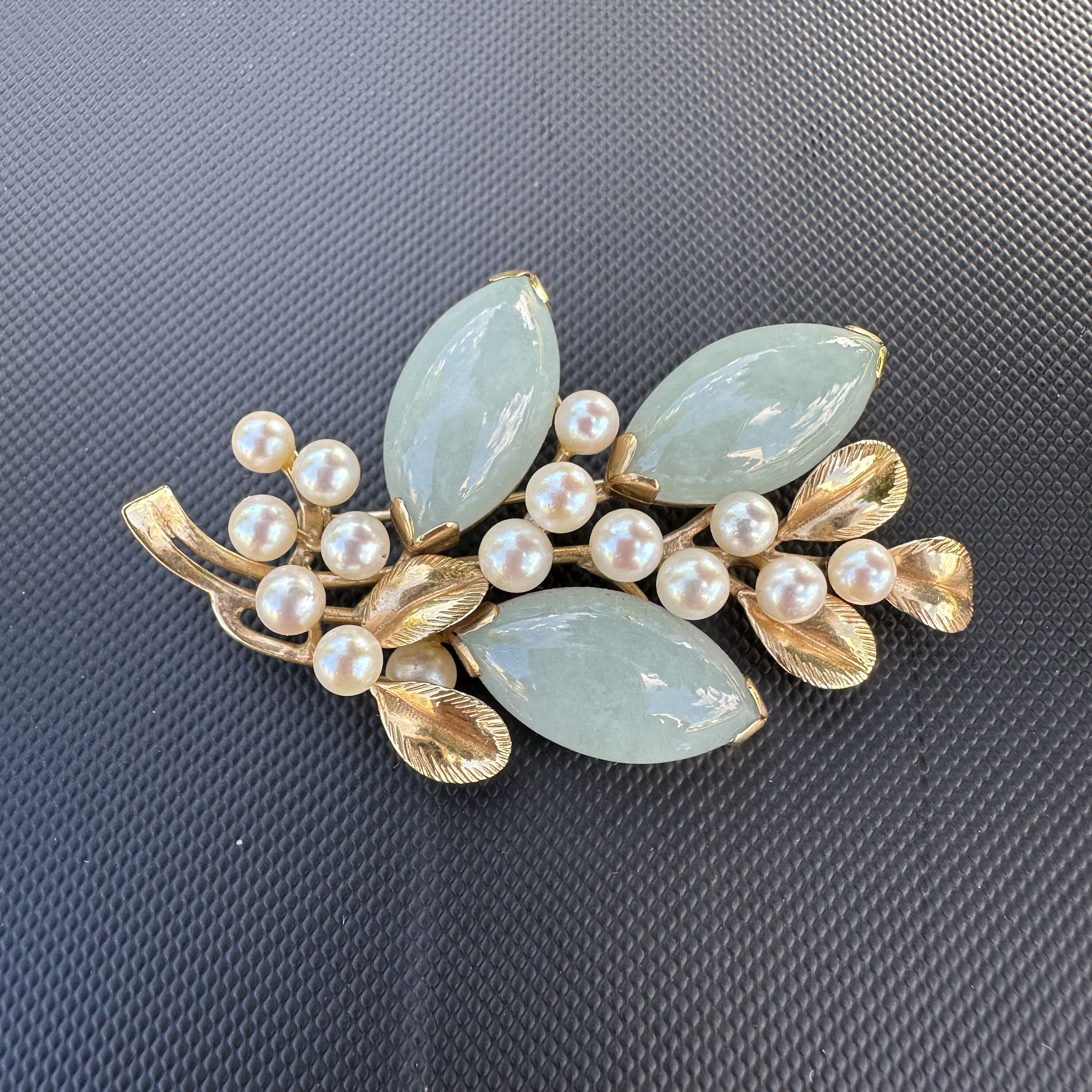 Vintage MING’S 14Kt Yellow Gold Water Jade & Pearl Accents Brooch