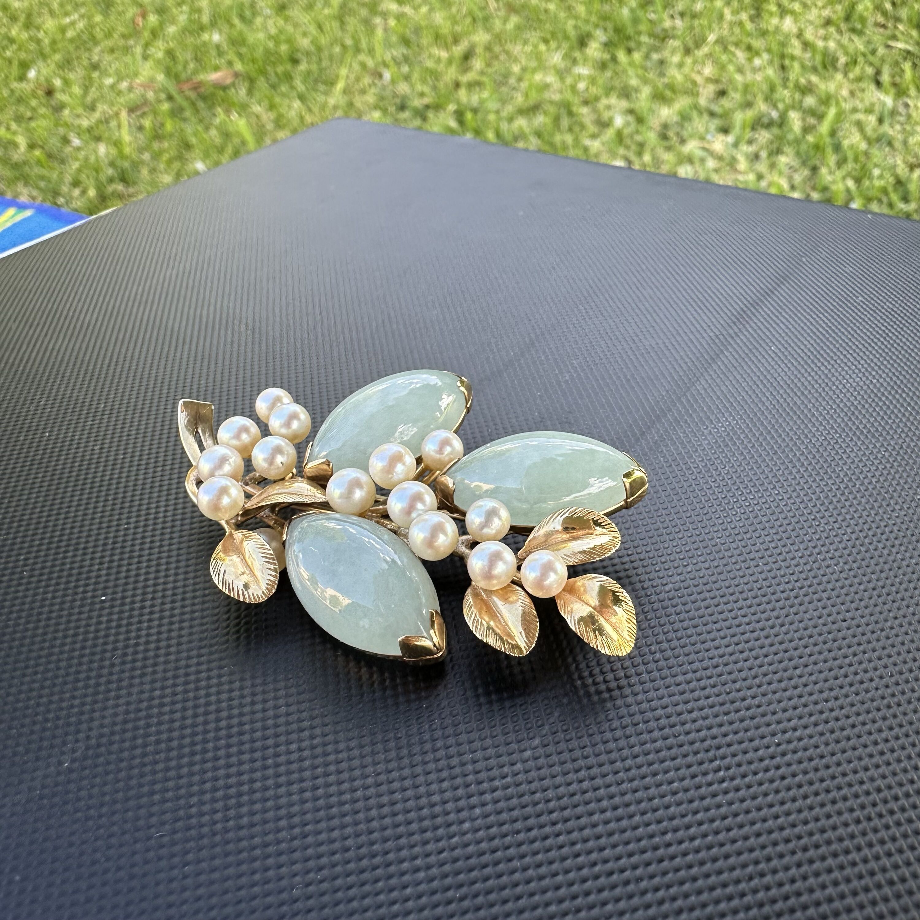 Vintage MING’S 14Kt Yellow Gold Water Jade & Pearl Accents Brooch - Image 9
