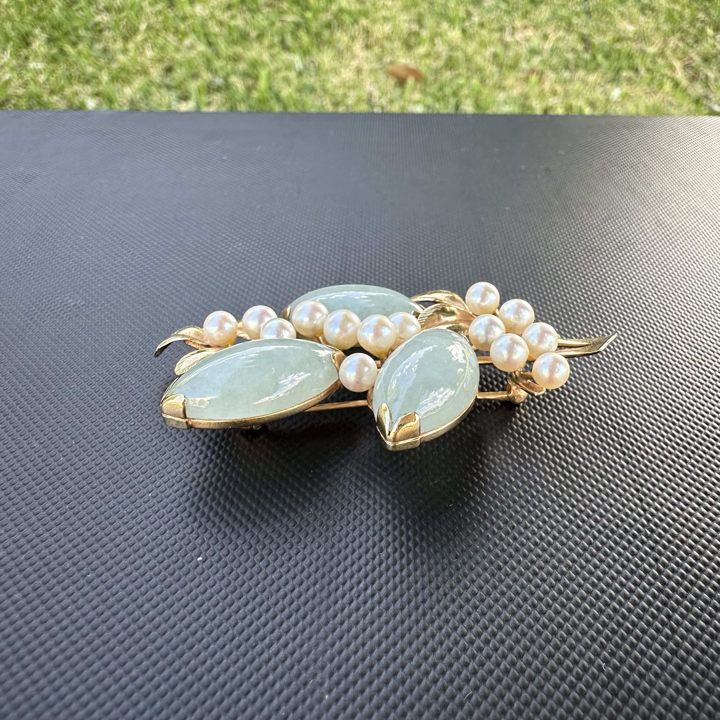 Vintage MING’S 14Kt Yellow Gold Water Jade & Pearl Accents Brooch - Image 6