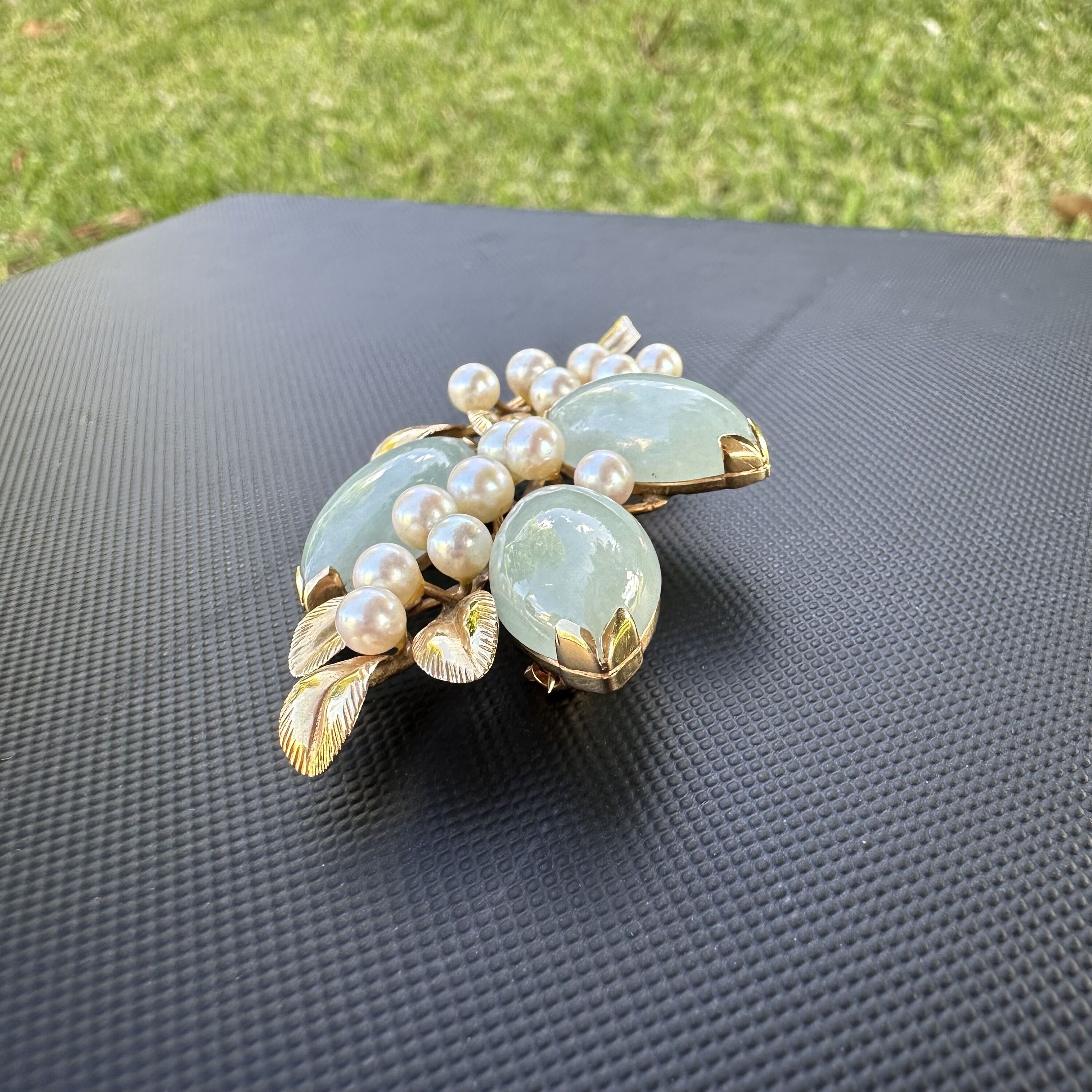 Vintage MING’S 14Kt Yellow Gold Water Jade & Pearl Accents Brooch - Image 13
