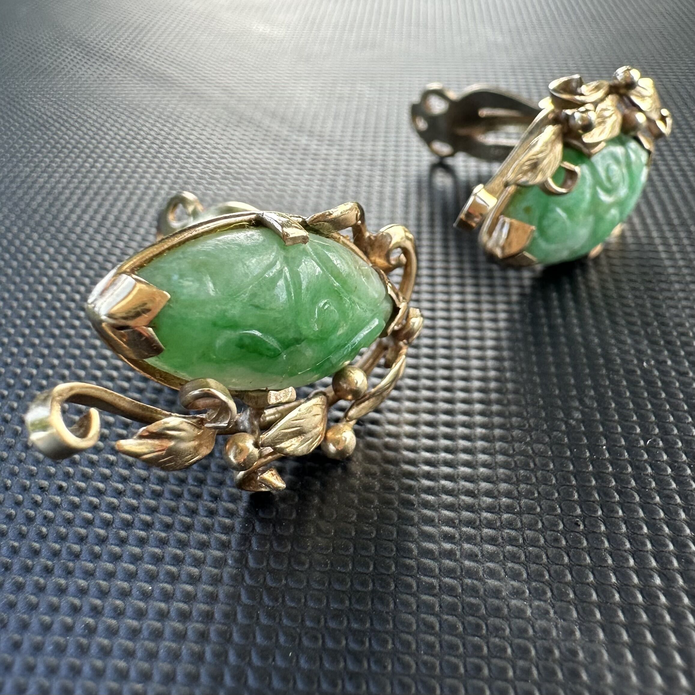 MING'S 14K Carved Jadeite Jade Vivid Green Leaf Scroll Clip-On Earrings - Image 5