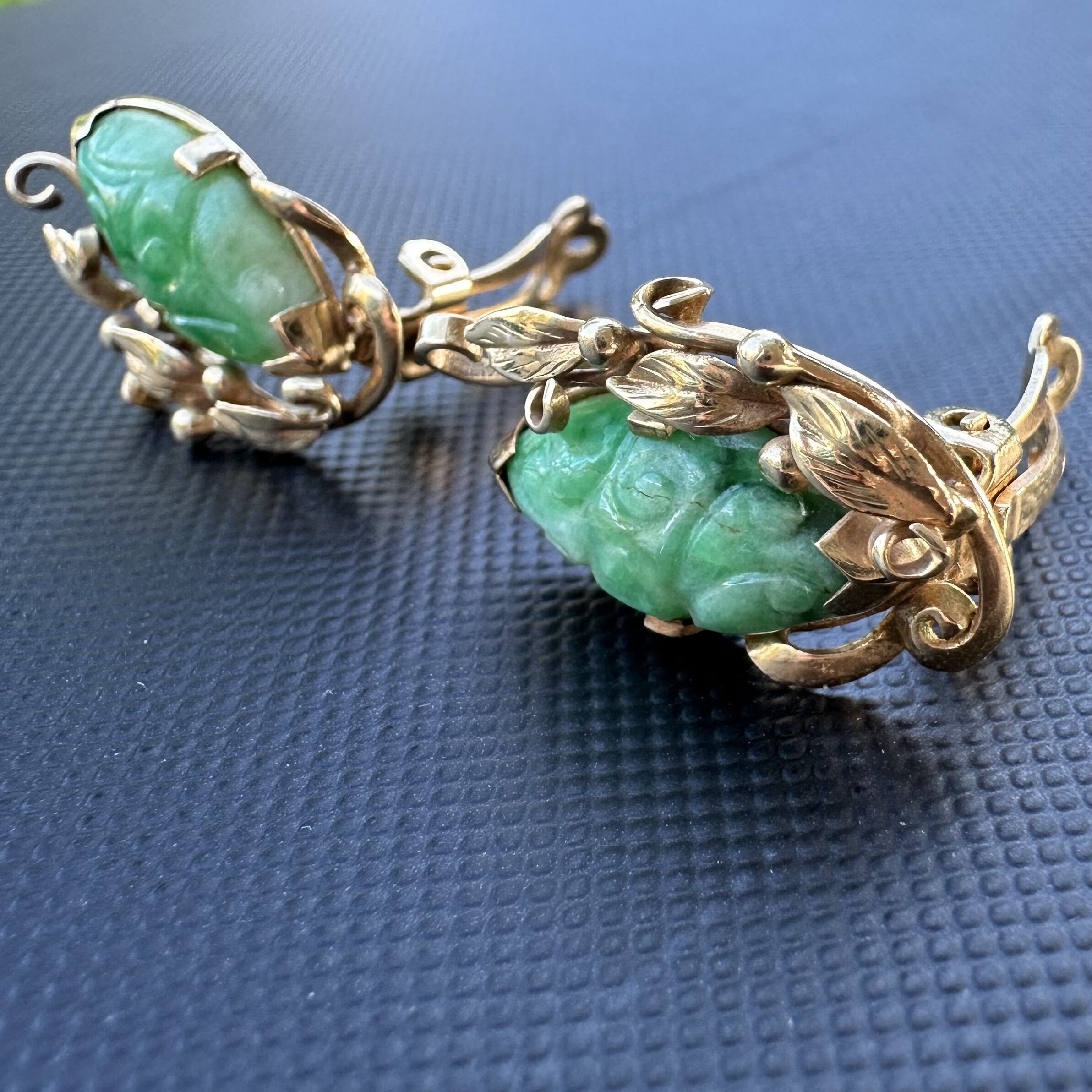 MING'S 14K Carved Jadeite Jade Vivid Green Leaf Scroll Clip-On Earrings - Image 4