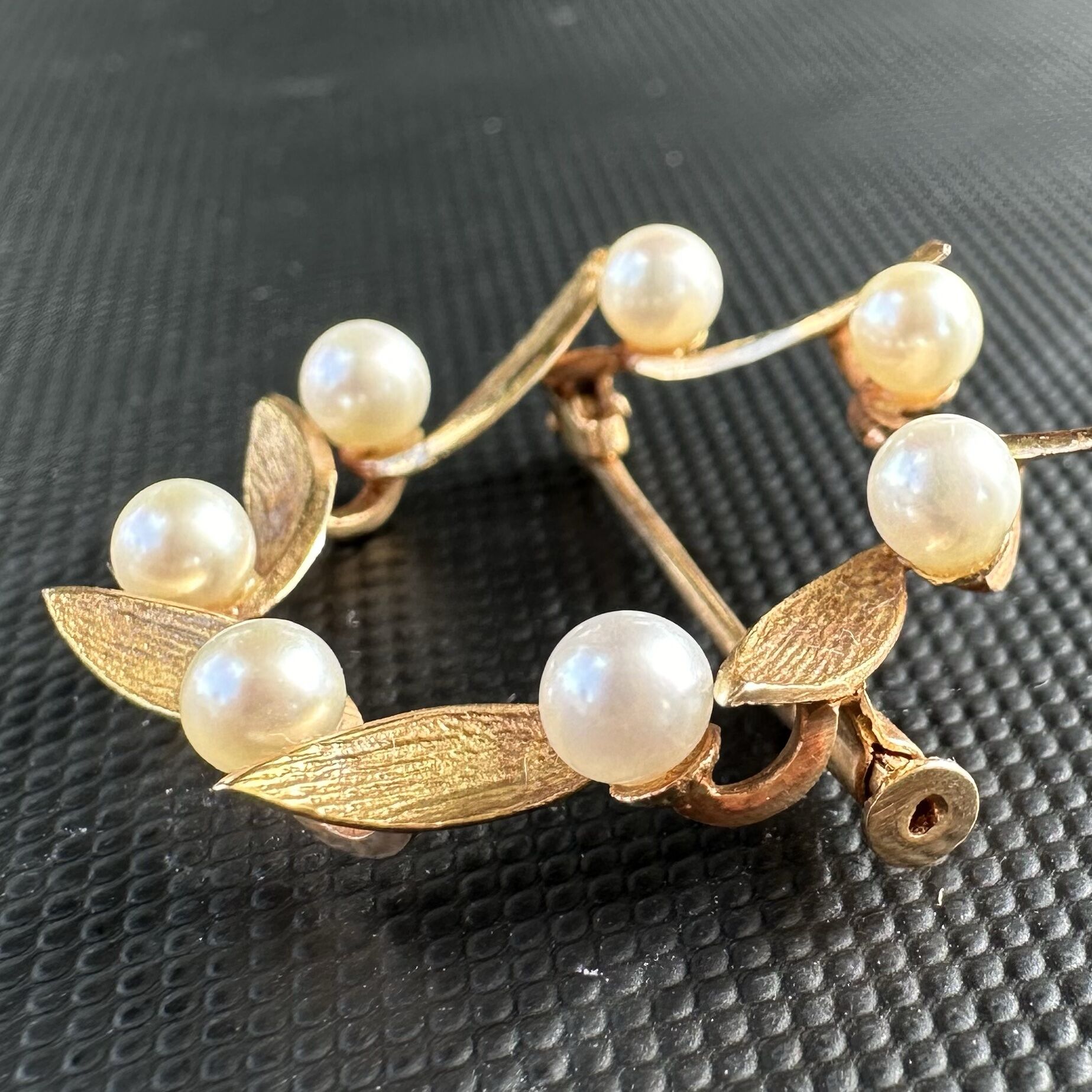 Rare Vintage 18K Yellow Gold Cultured Pearl Wreath Brooch - Image 4